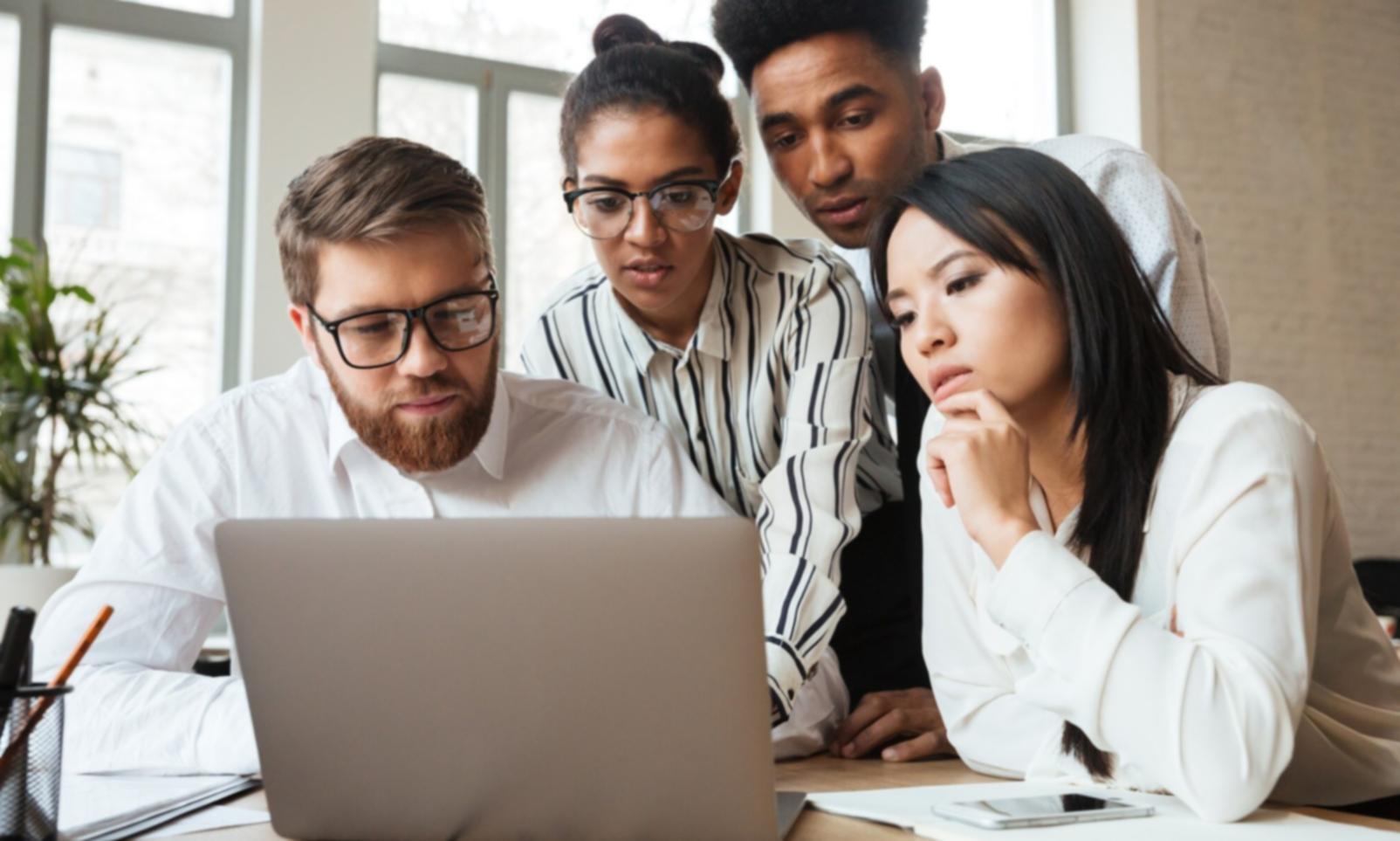 Vue d'ensemble d'une séance d'accompagnement dans un cadre professionnel et rassurant
