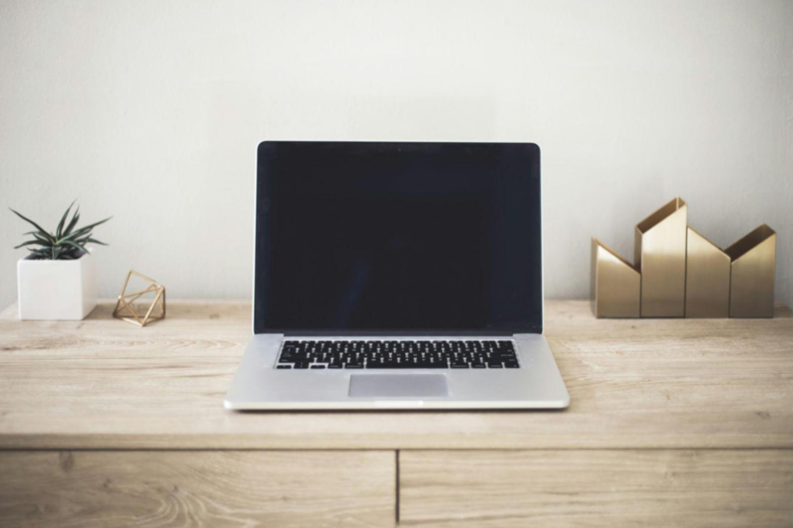 Personne réfléchissant calmement à sa situation financière dans un environnement apaisant