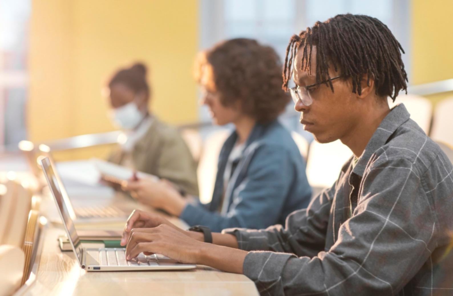 Espace de travail organisé avec calculatrice et documents financiers