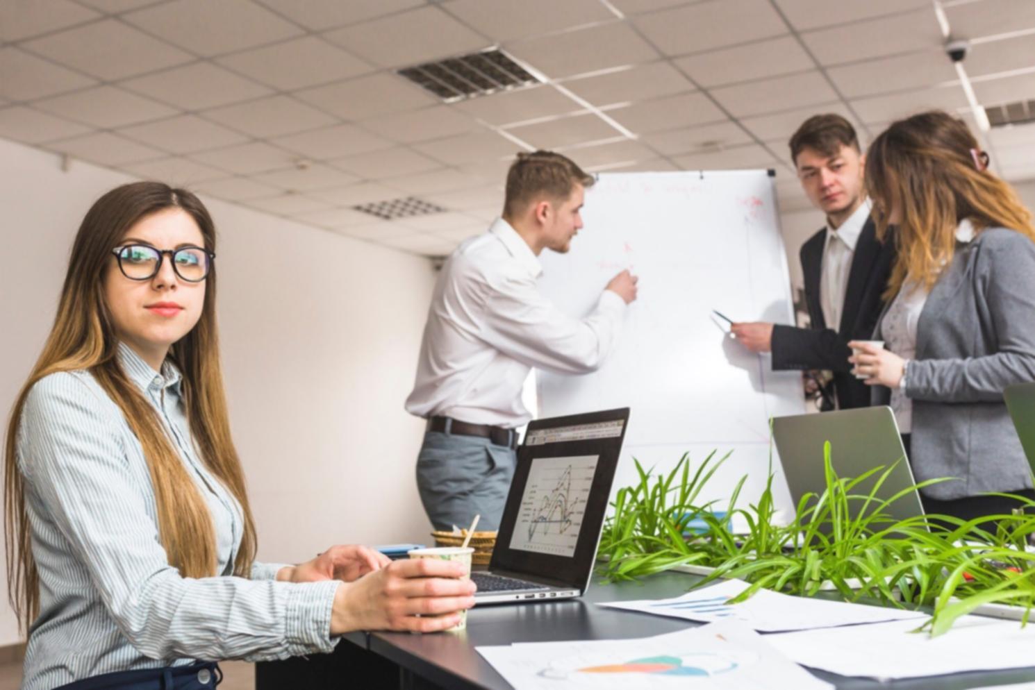 Personne réfléchissant à sa situation financière avec des documents