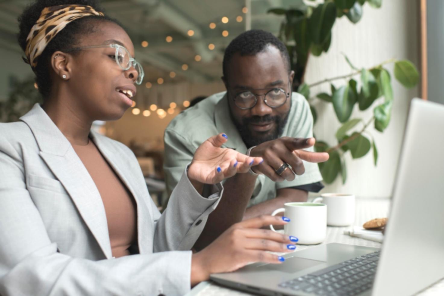 Espace de travail organisé avec des documents financiers et une atmosphère de calme