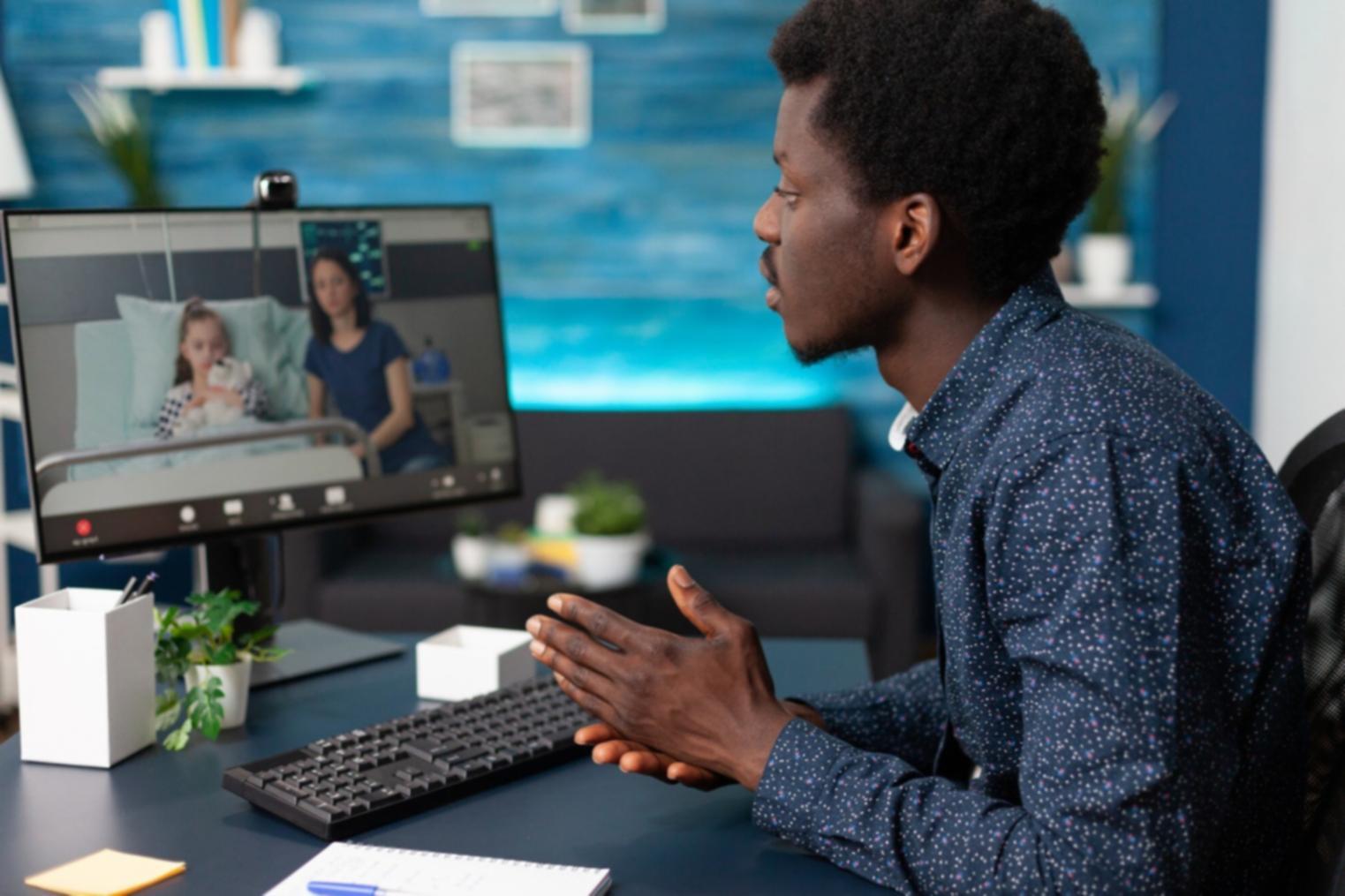 Étudiants internationaux discutant de leurs finances dans un café parisien